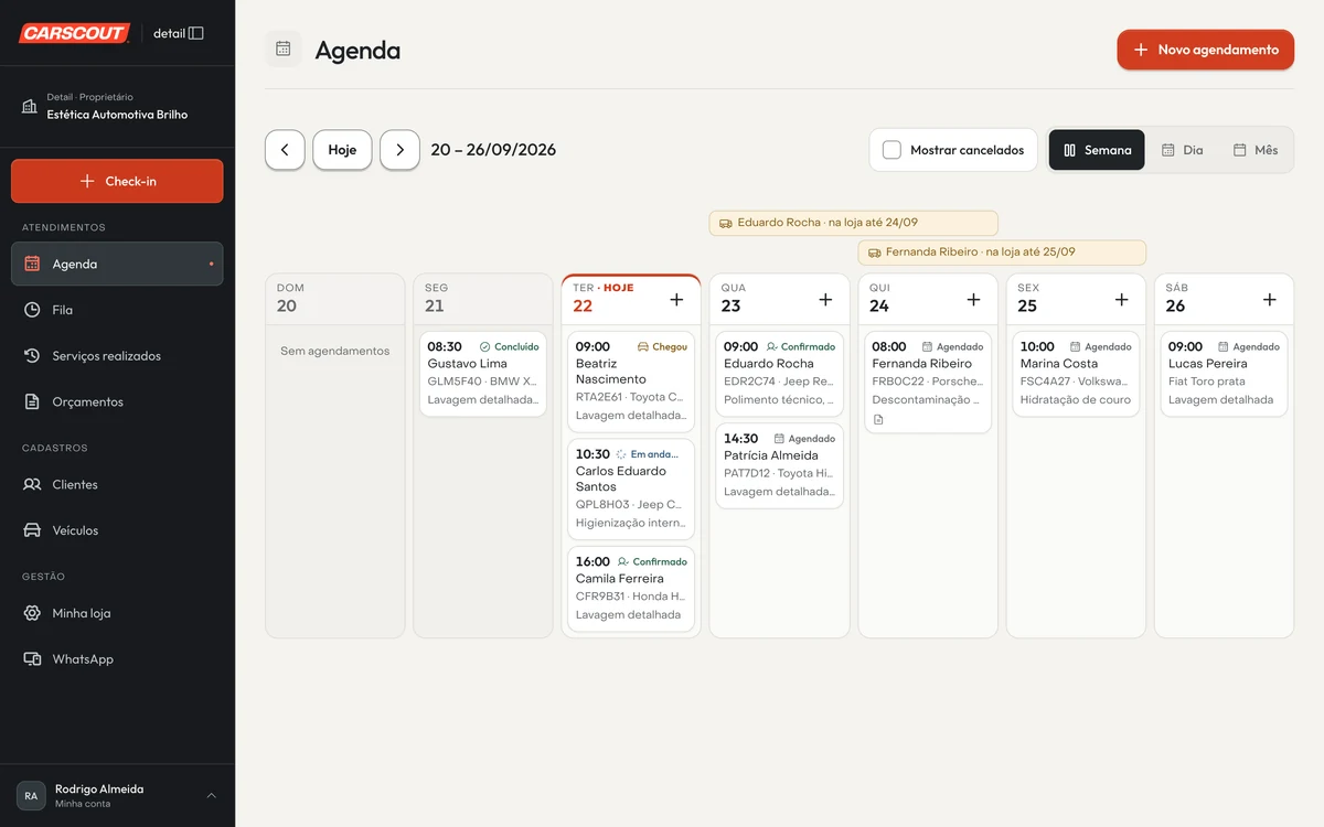 Agenda da semana no notebook, com os horários marcados em cada dia
