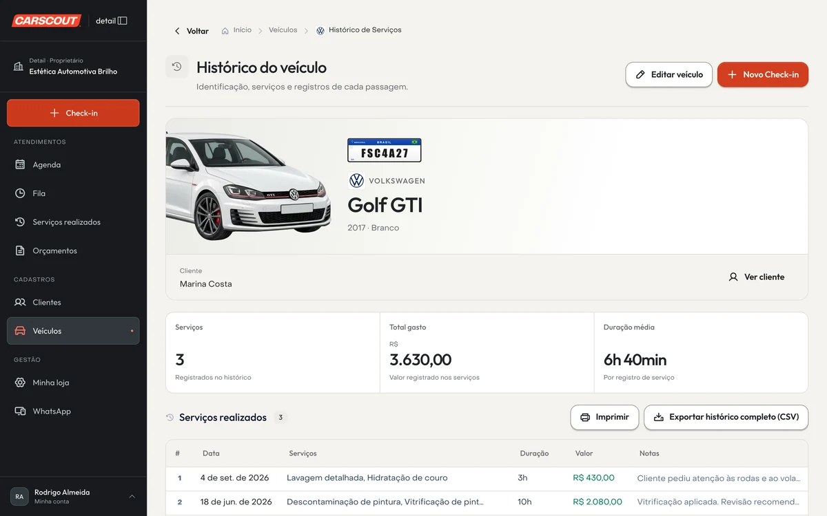 Histórico de um Golf GTI no notebook: cada visita com os serviços, o tempo, o valor e as anotações da equipe