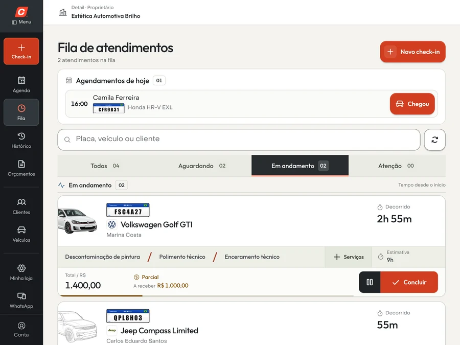 Fila de atendimentos no tablet da recepção, com os carros que estão sendo atendidos